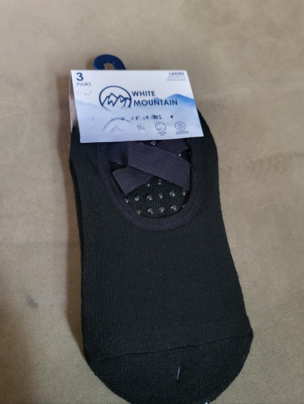 White Mountain 3pk Black Grip Socks